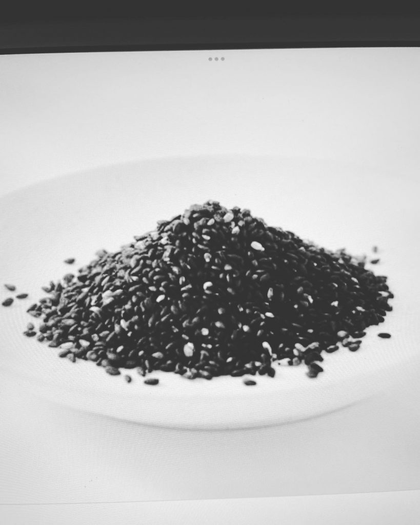 #胡麻効果1日大さじ2杯のゴマで免疫力強化、抜け毛薄毛、腰痛予防、筋肉痛の軽減、筋肉疲労回復等の優れた効果があると言われています。