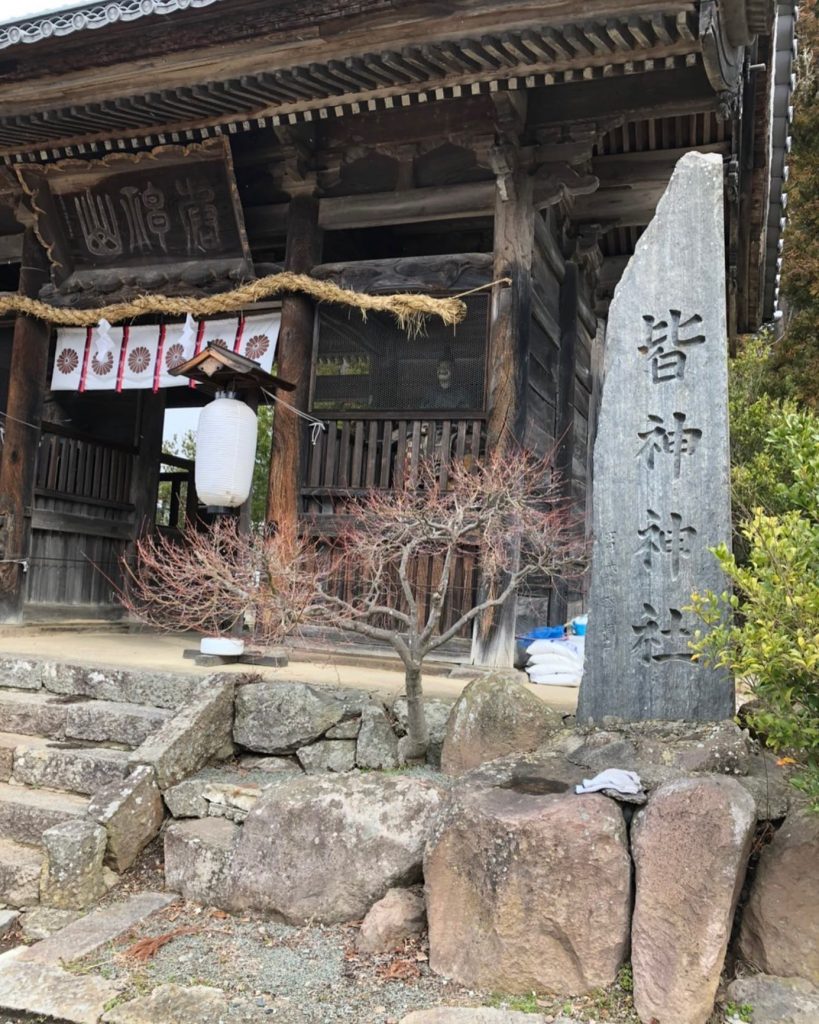 #皆神神社神社は、皆神山の頂上にあります。