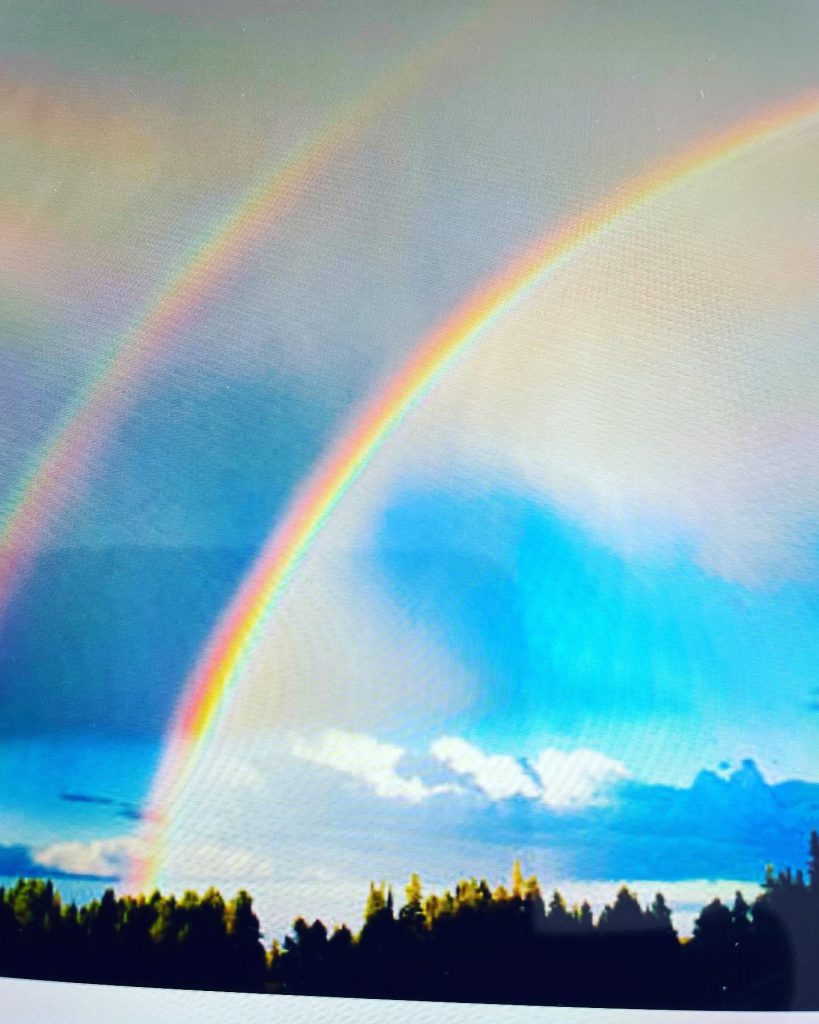 #ダブルレインボーは、幸運のサイン!二重の虹はとても珍しい現象で色がはっきり見える方が主虹、薄い方が副虹と呼ばれています!