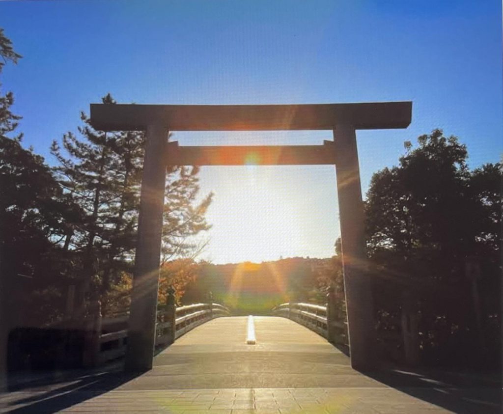 #神宮とは？神宮と名のつくところは、天皇または皇室と深い関わりを持つ特別な人物を祀っている神社のことで、最上位の格式。