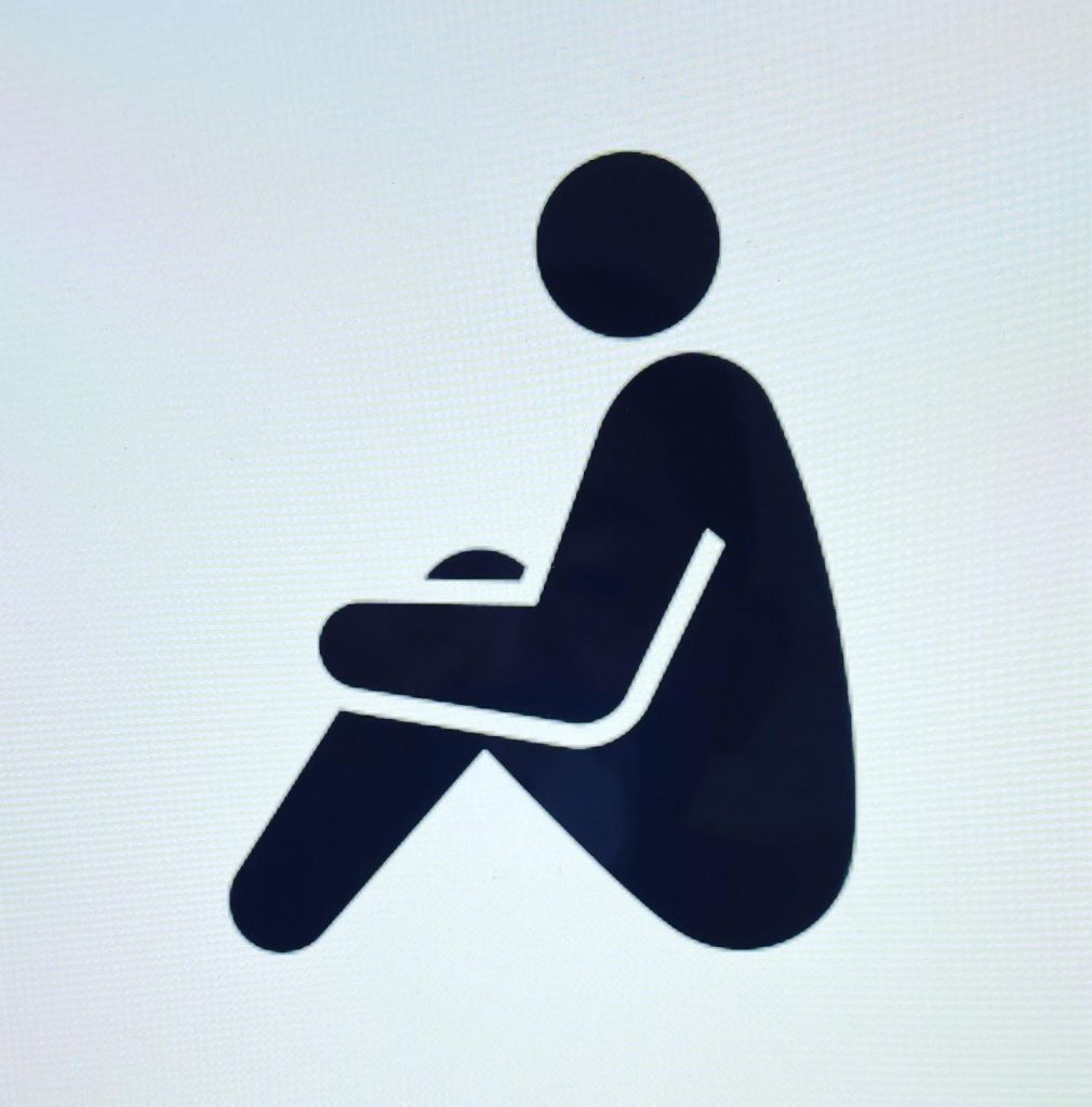 #体育座りの害体育座りは、内臓を圧迫し腰痛や坐骨痛が出るなど身体への悪影響が指摘されています。