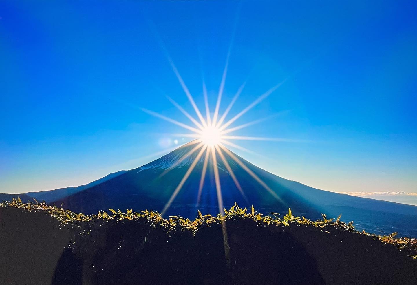 #山中湖で見られる富士山山中湖は、ダイヤモンド富士の名所！山中湖は冬の期間にわたり湖畔の様々な場所でダイヤモンド富士を観測することが出来ます。見られる時期は、10〜11月　1月〜2月です。