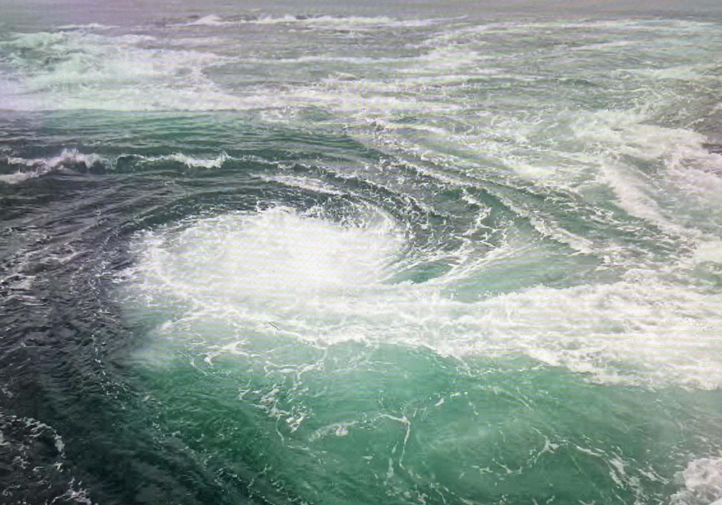 #鳴門の渦潮！鳴門海峡は瀬戸内海と紀伊水道というふたつの海域の間に存在する幅約1､3kmの海峡です。２つの海域は潮の干満のタイミングが異なり1日4回約1〜1.5mの水位差が生まれることから激しい潮流が起き、渦潮が発生します。