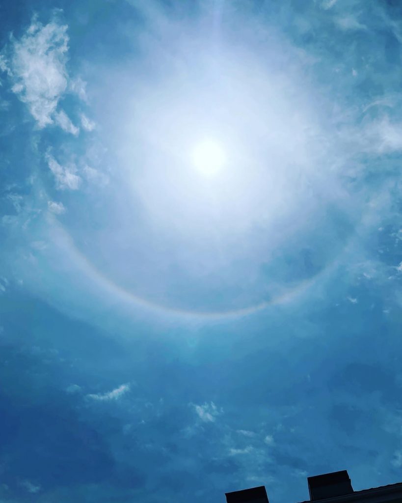 #ハロ現象！ハロは、雲の中にある氷の粒に太陽の光が屈折してできる現象。