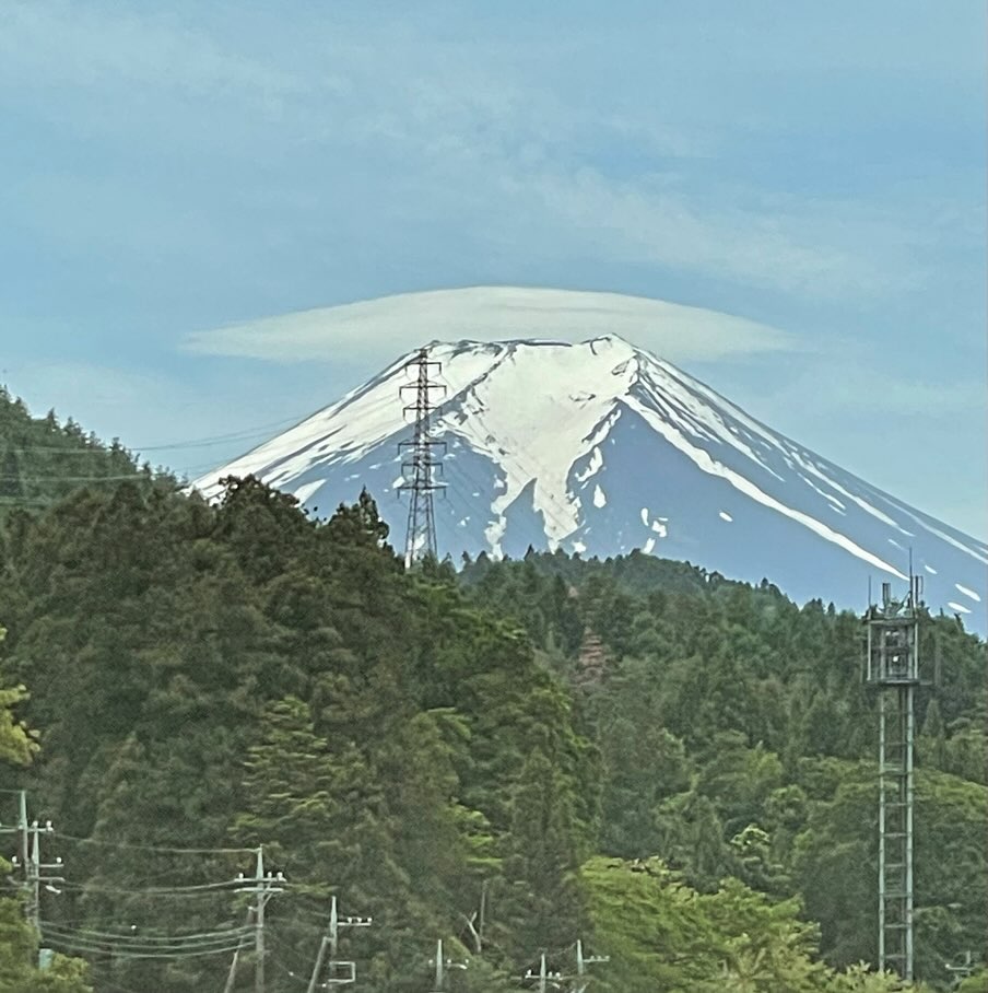 #富士山の雲！富士山の笠雲、富士山は単独峰であるため、湿気を含んだ風が山に直接ぶつかり、高度を増すにつれて色々な形をした雲があらわれます。