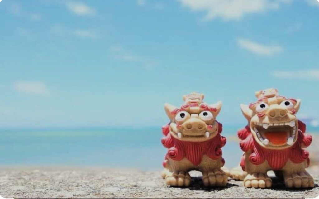 #シーサー！沖縄の守り神シーサーの置き方とは？魔除けや守り神としておく場合は屋根の上、門柱の上、玄関の前、玄関の中などが適しています。