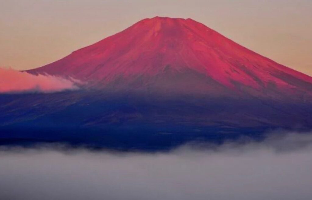 #富士山！赤富士とは夏の早朝に、富士山が朝日を受けて赤く染まる現象。